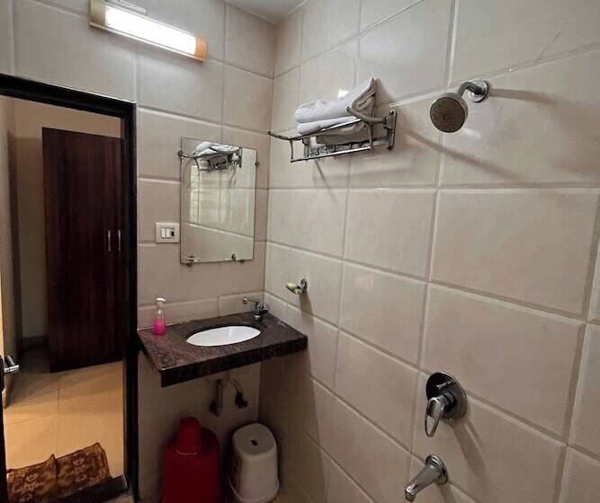 חדר משפחתי, Royal Park Residency