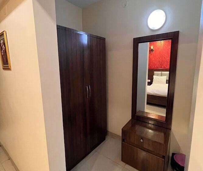 חדר משפחתי, Royal Park Residency