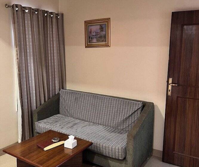 חדר משפחתי, Royal Park Residency