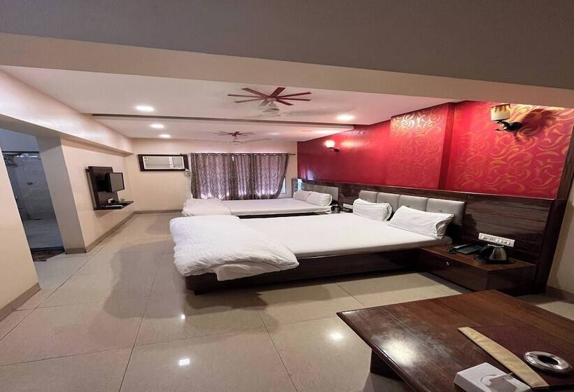 חדר משפחתי, Royal Park Residency