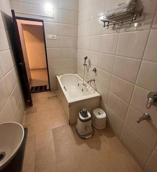 סוויטה, Royal Park Residency