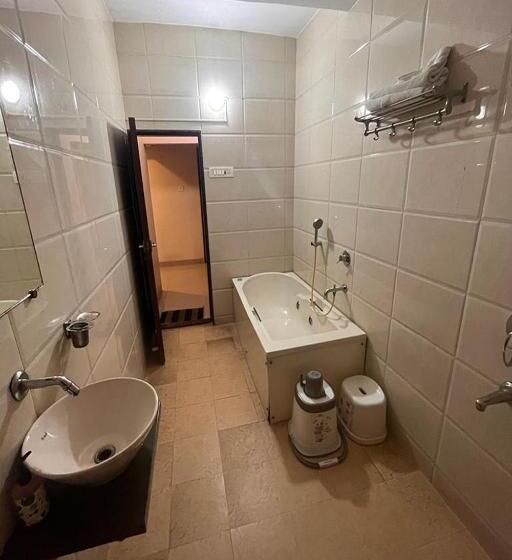 סוויטה, Royal Park Residency