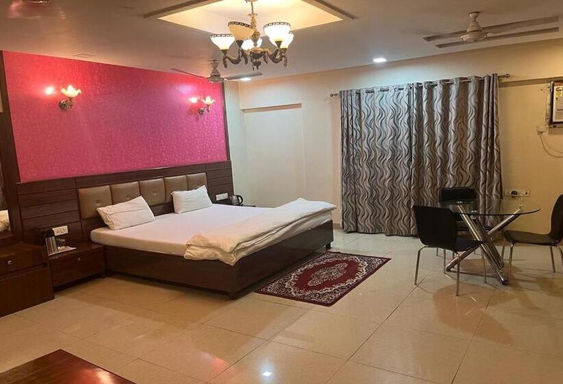 סוויטה, Royal Park Residency