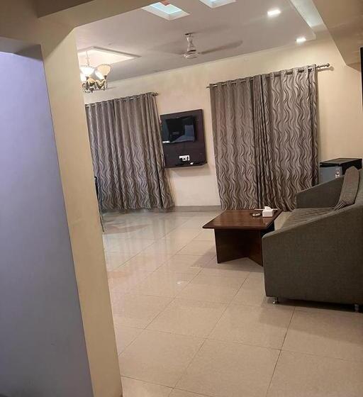 סוויטה, Royal Park Residency