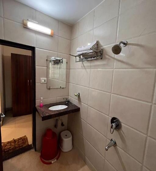 חדר משפחתי, Royal Park Residency