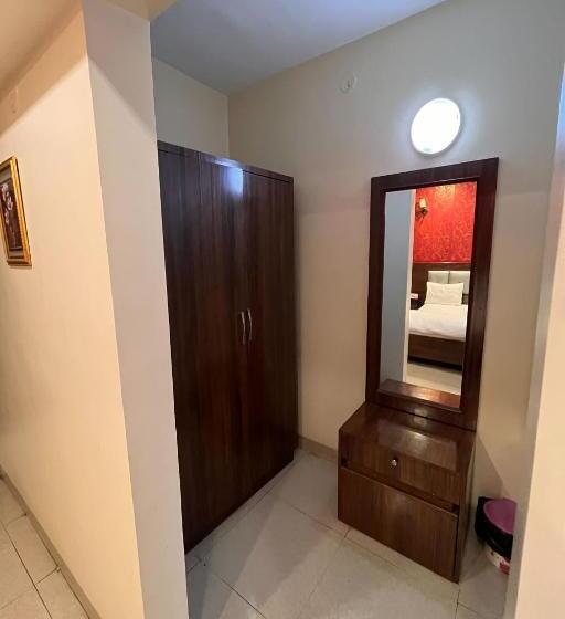 חדר משפחתי, Royal Park Residency