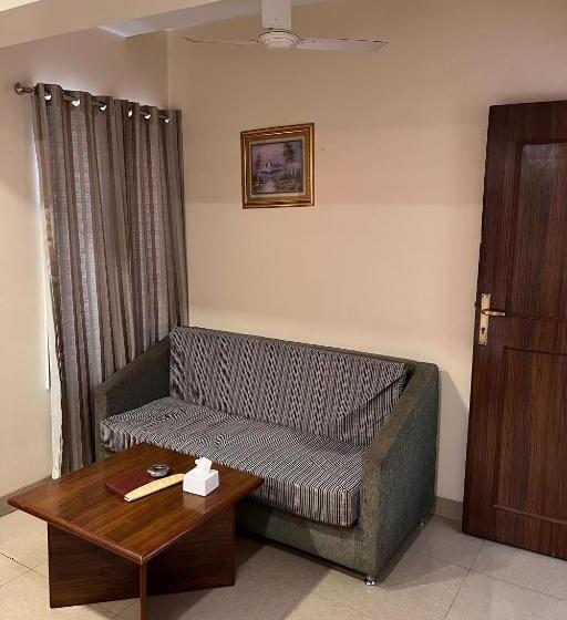 חדר משפחתי, Royal Park Residency