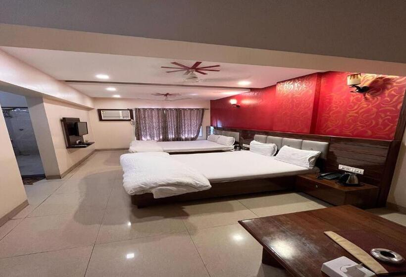 חדר משפחתי, Royal Park Residency