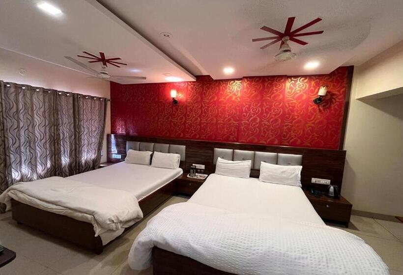 חדר משפחתי, Royal Park Residency