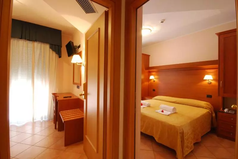 اتاق استاندارد چهارنفره با بالکن, Depandance Hotel Jole