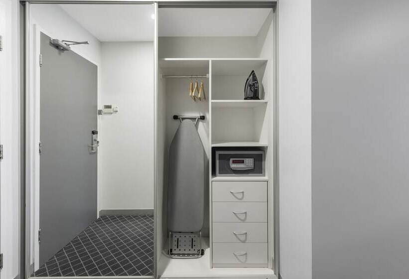 Студия Стандарт Двуспальная Кровать, Holiday Inn & Suites Sydney Bondi Junction, An Ihg