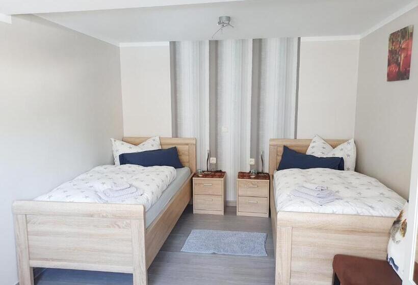 Номер Стандарт, Fremdenzimmer   Petit Quartier