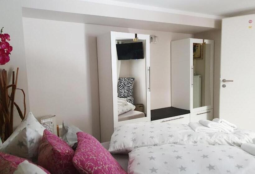 Номер Стандарт, Fremdenzimmer   Petit Quartier