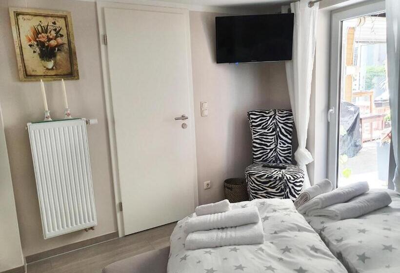 Номер Стандарт, Fremdenzimmer   Petit Quartier