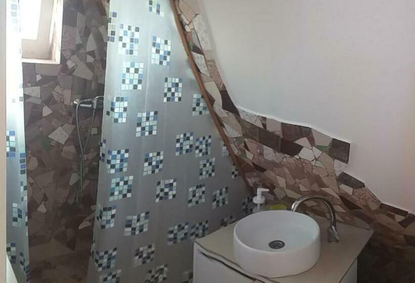 غرفة قياسية ثلاثية, Căsuța Din Zarand şi Punctul Gastronomic Local   Miliza