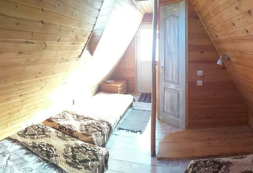 غرفة قياسية ثلاثية, Căsuța Din Zarand şi Punctul Gastronomic Local   Miliza