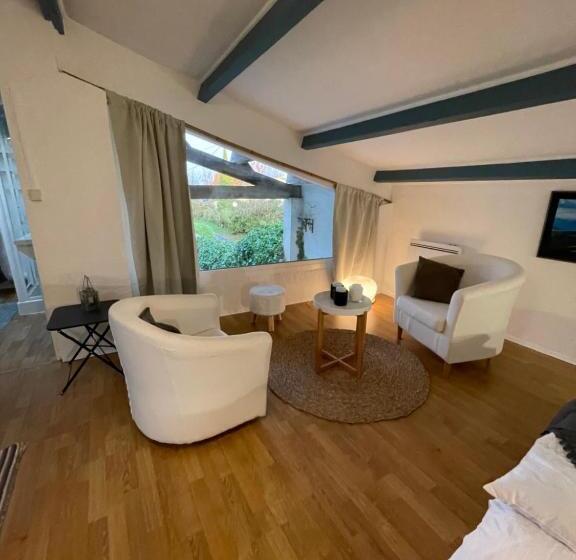 スタンダードスタジオ, A L Ombre Du Figuier