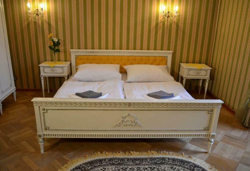 Люкс, Zámek Lnáře