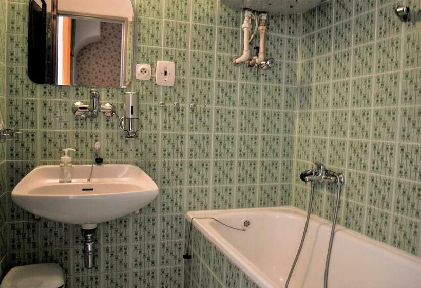 Люкс Повышенной Комфортности, Zámek Lnáře