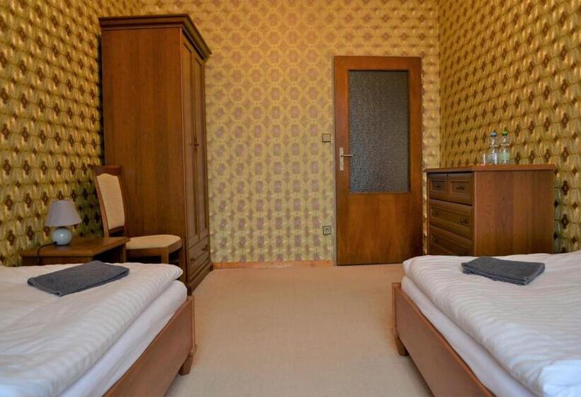 Люкс, Zámek Lnáře