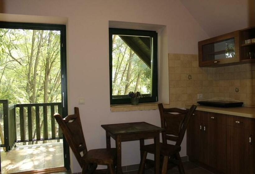 家庭间, Hunor Lovastanya