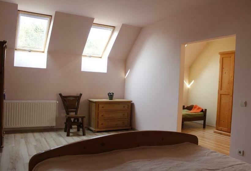 家庭间, Hunor Lovastanya