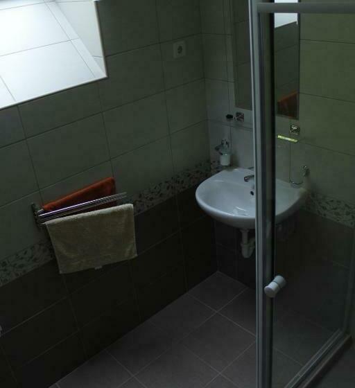 家庭间, Hunor Lovastanya