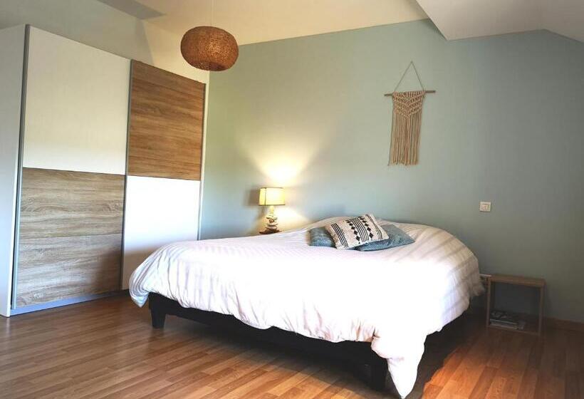 Номер Стандарт Вид на Бассейн, Emel B&b