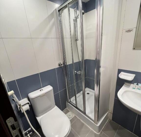 غرفة قياسية ثلاثية, فندق تهليل