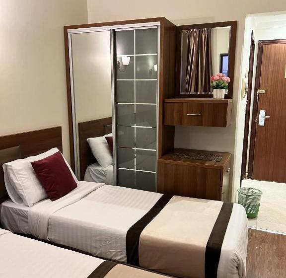 غرفة قياسية ثلاثية, فندق تهليل