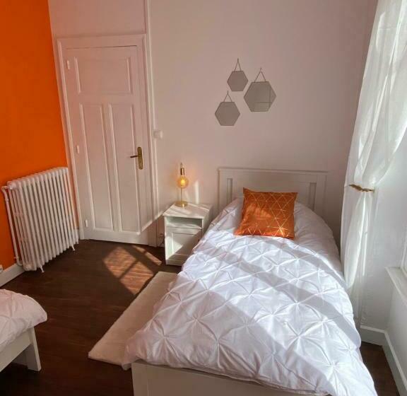 חדר משפחתי, Maison De Montgibaud