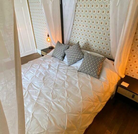 חדר משפחתי, Maison De Montgibaud