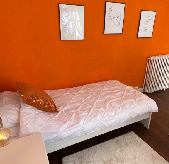 חדר משפחתי, Maison De Montgibaud