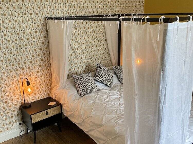 חדר משפחתי, Maison De Montgibaud