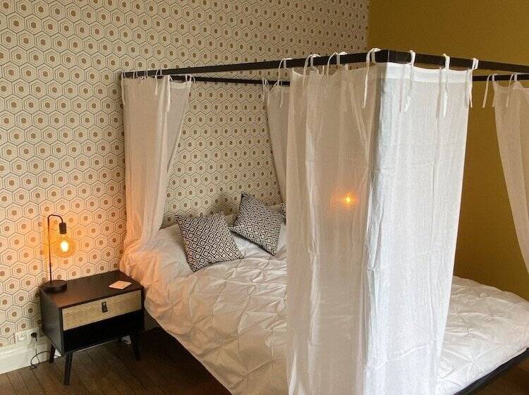 חדר משפחתי, Maison De Montgibaud