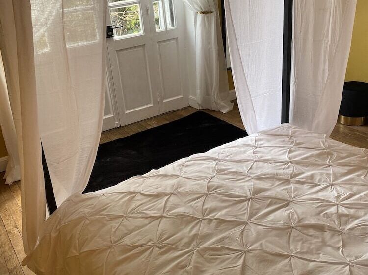 חדר משפחתי, Maison De Montgibaud