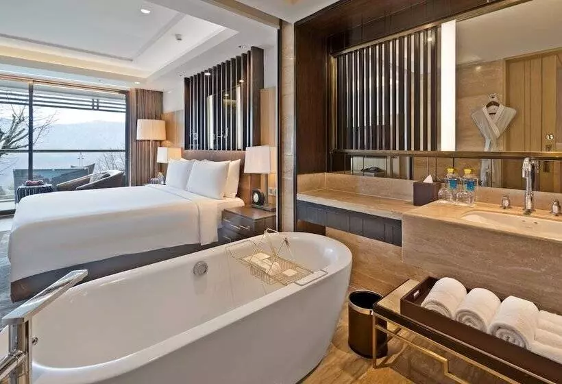 景色の見えるダブルベッドスタンダードルーム, Jw Marriott Mussoorie Walnut Grove Resort & Spa