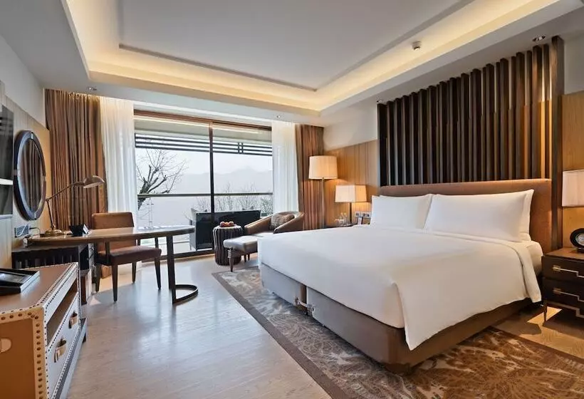 景色の見えるダブルベッドスタンダードルーム, Jw Marriott Mussoorie Walnut Grove Resort & Spa