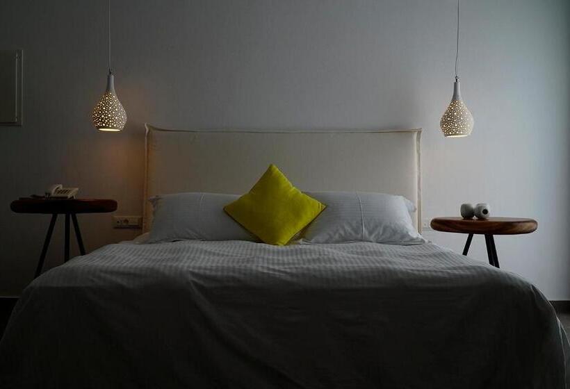 اتاق لوکس, Margie Mykonos