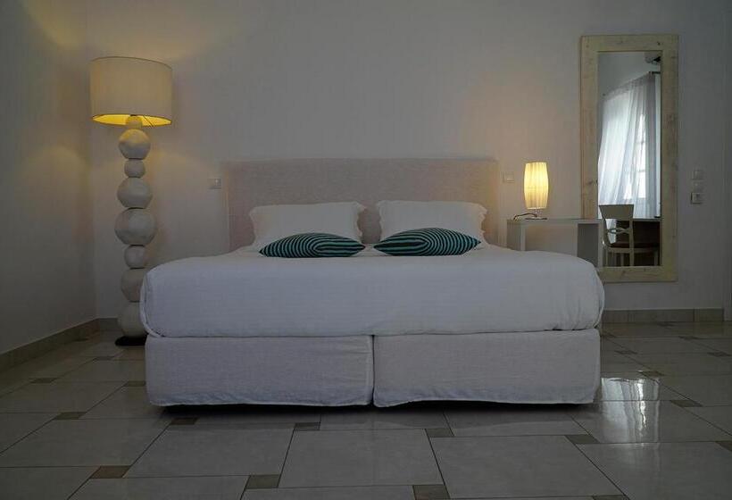 اتاق لوکس, Margie Mykonos