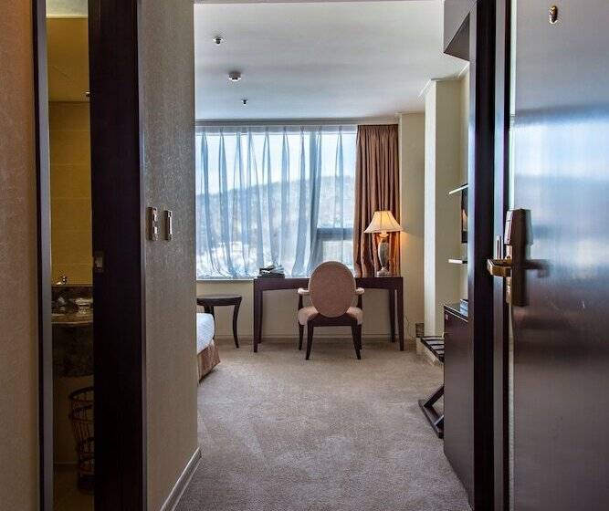 اتاق لوکس, Mega Palace