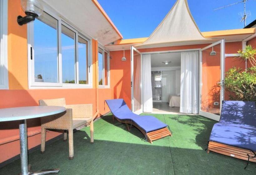 Deniz Manzaralı Superior Üç kişilik Oda, Rex