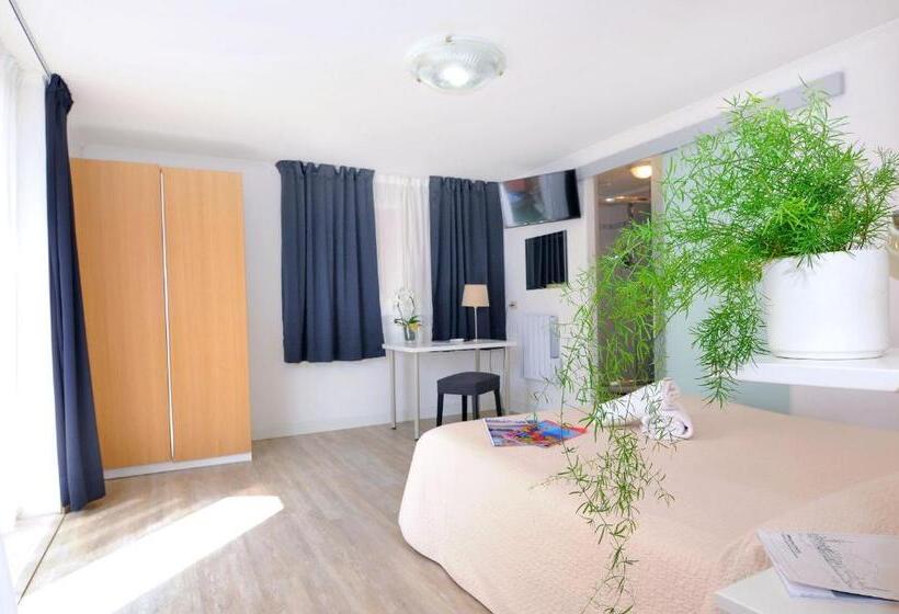 オーシャンビューのスーペリアトリプルルーム, Rex