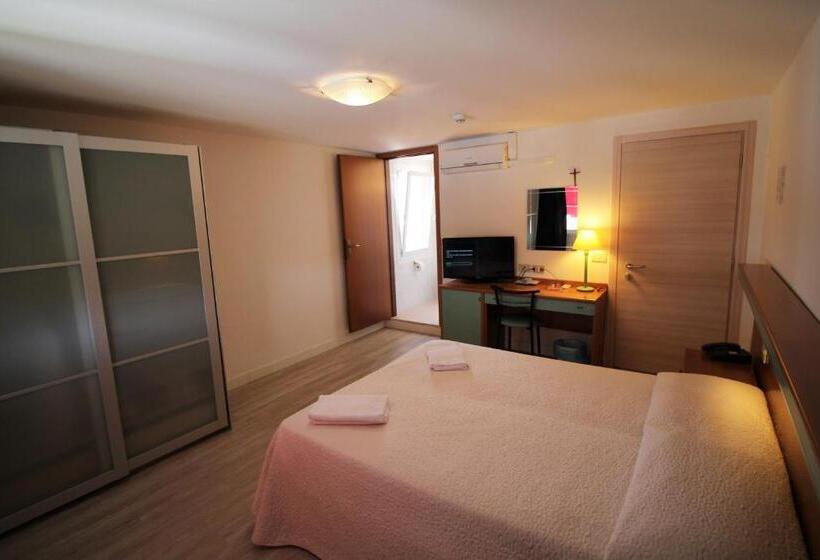 トリプルクラシックルーム, Rex