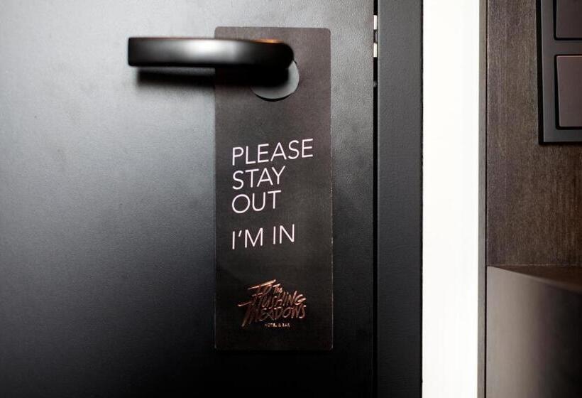 غرفة دور أخير, The Flushing Meadows