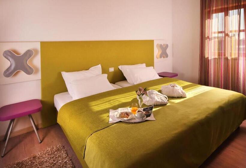 Люкс Вид на Бассейн, Velanera Hotel & Restaurant