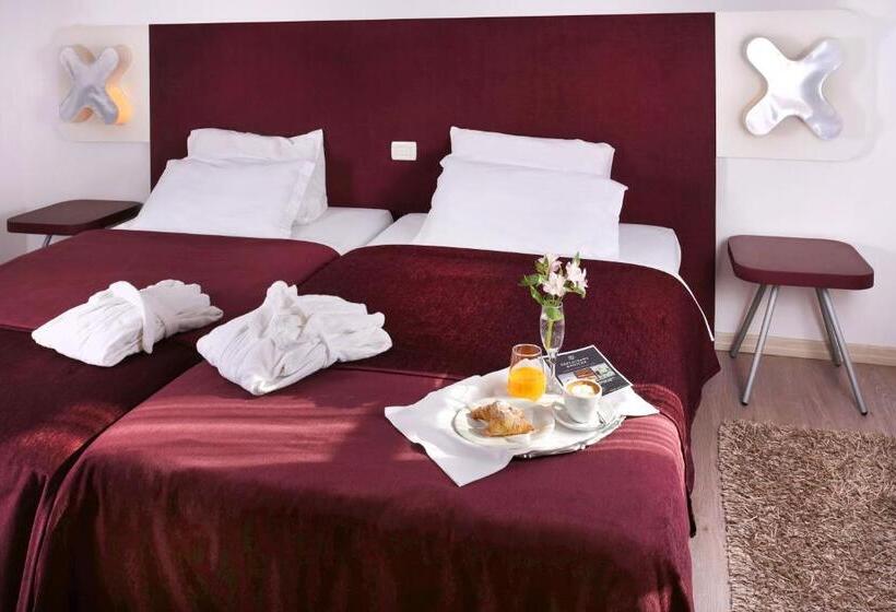 Номер Deluxe Вид на Бассейн, Velanera Hotel & Restaurant