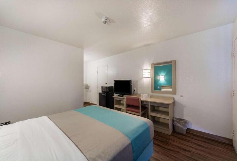 חדר סטנדרט מותאם לאדם עם מוגבלויות, Motel 6del Rio, Tx