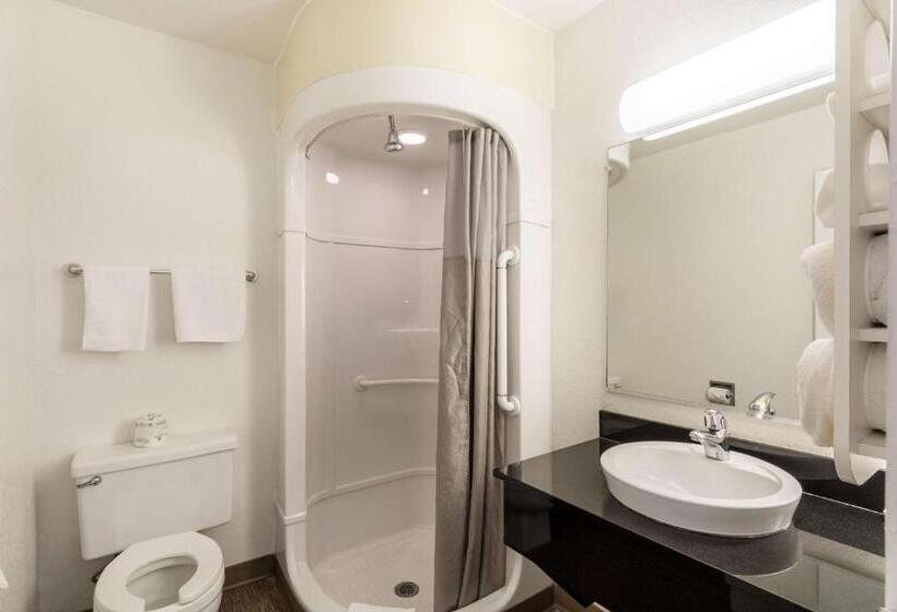 חדר סטנדרט מותאם לאדם עם מוגבלויות, Motel 6del Rio, Tx