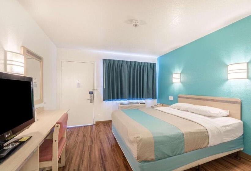 חדר סטנדרט מותאם לאדם עם מוגבלויות, Motel 6del Rio, Tx